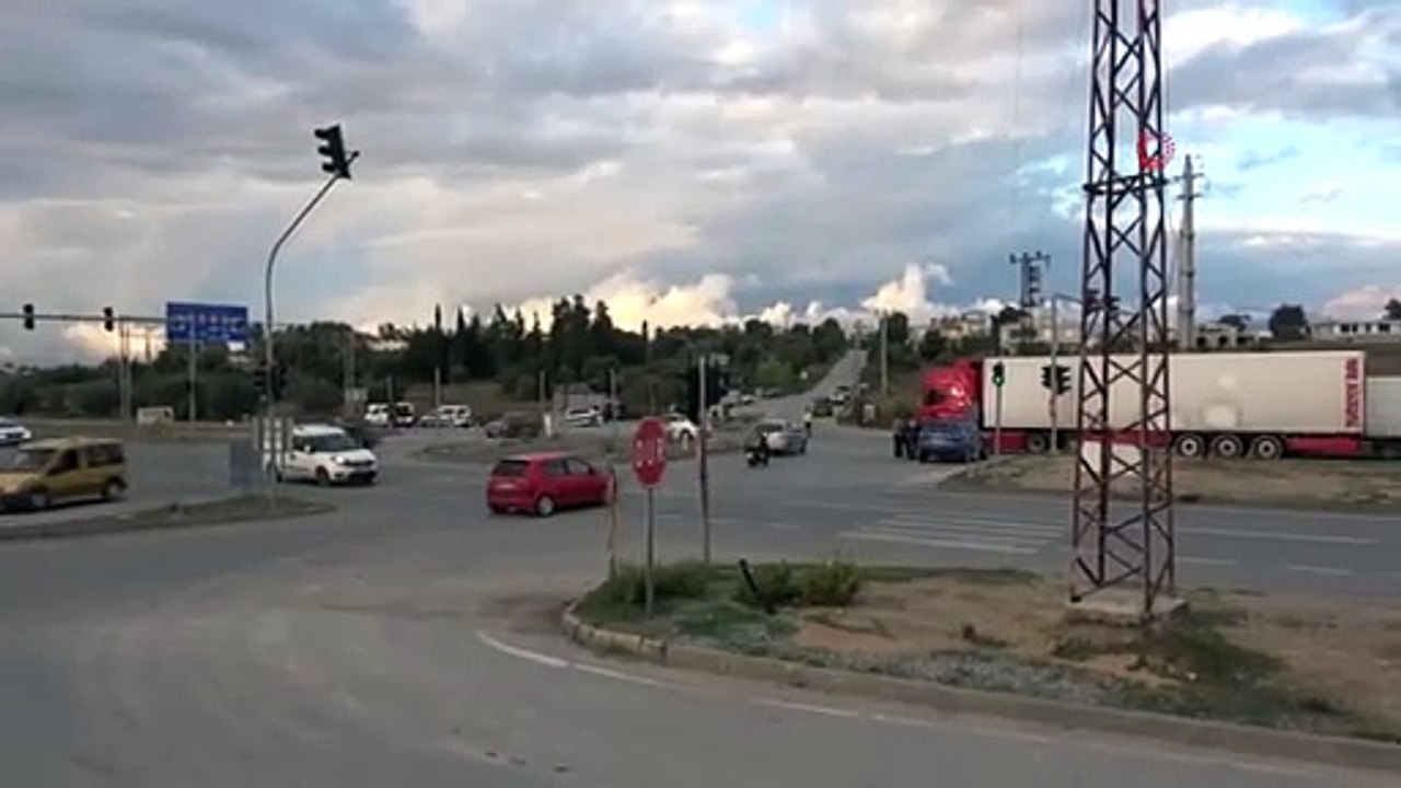 Un camion a percuté par derrière un véhicule qui attendait à un feu rouge : 1 blessé