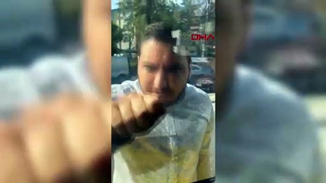 Otobüsün önünü kesen sürücüye yolculardan tepki! “Kapıyı aç dövelim şunu