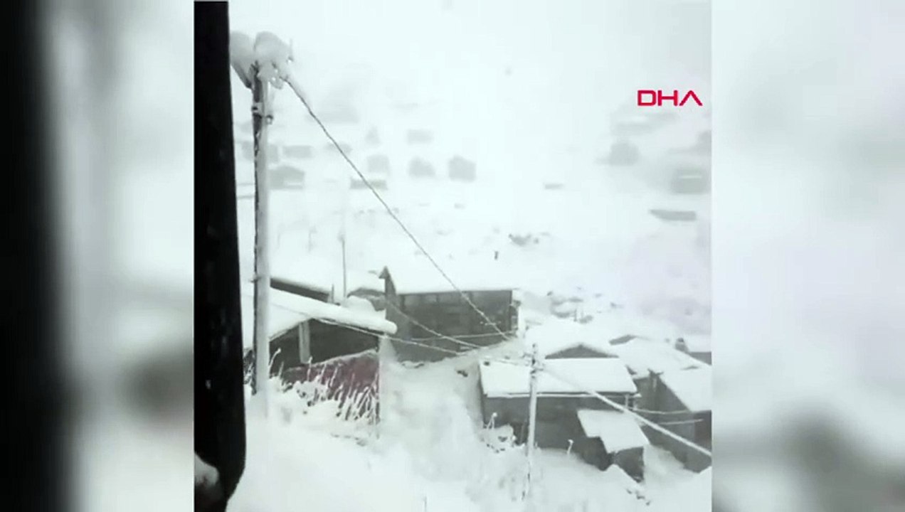 Après les chutes de neige à Rize, la profondeur de la neige a atteint 20 centimètres sur le plateau d'Amlakit