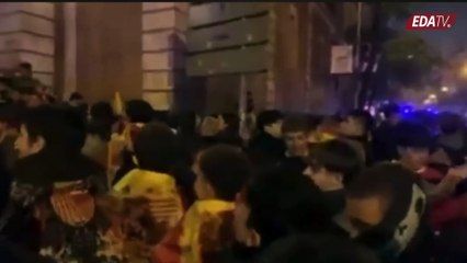 Así corean "Estado de Alarma" los manifestantes de Ferraz