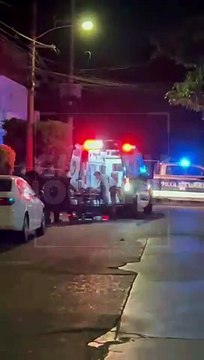 #Preliminar Atacan a balazos a un joven al exterior de un domicilio de la colonia de El Fresno, en Guadalajara. Recibió impactos en abdomen y una pierna #GuardiaNocturna