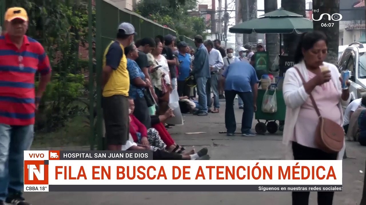 Filas en busca de una ficha en el San Juan de Dios