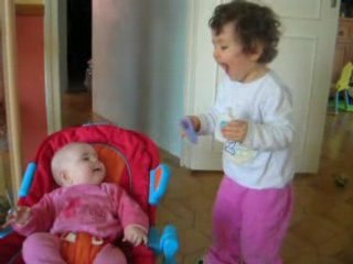 01 01 08 - Lise donne à manger à Léana à sa manière