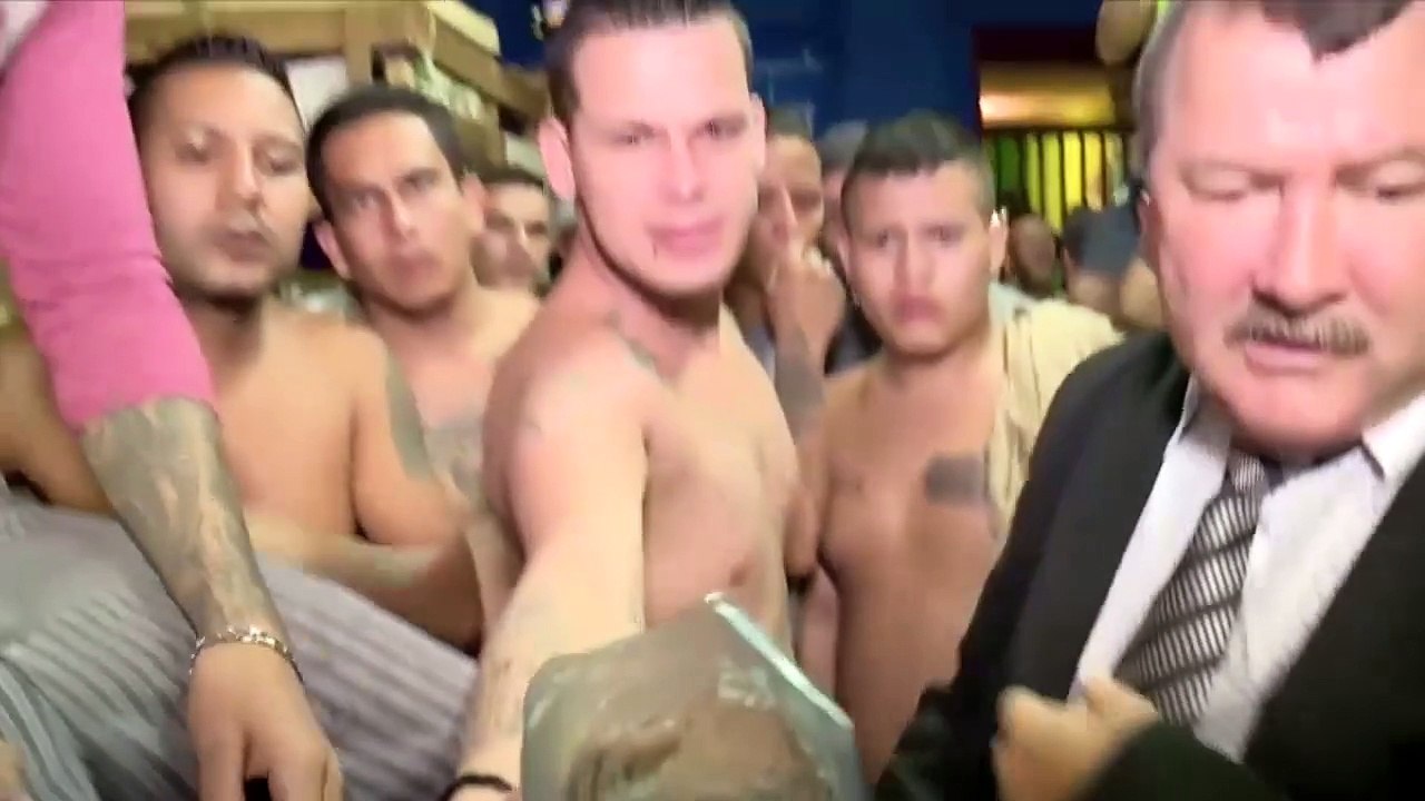 Hacinados entre cucarachas