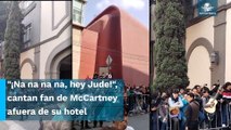 Previo al concierto de Paul McCartney, fans le cantan afuera de su hotel