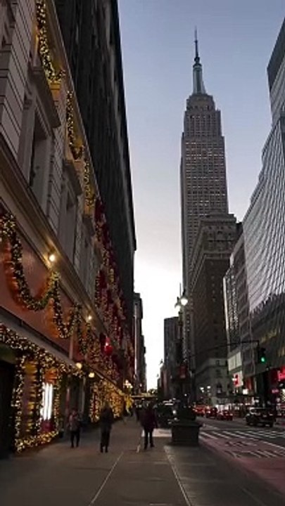 Les décorations de Noël commencent à être installées dans les rues de New York !