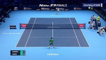 Video herunterladen: Sinner upsets Djokovic in ATP Finals classic