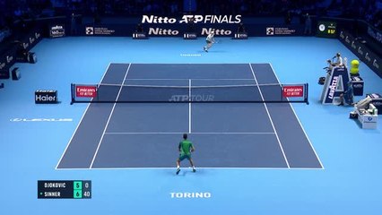 Descargar video: Sinner upsets Djokovic in ATP Finals classic