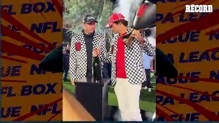 Carlos Sainz fue el ganador de la Netflix Cup de golf en Las Vegas y rompió su trofeo arriba del podio