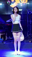 Young girl singing at nightclub  夜場唱歌青春女孩  Niña cantando en la discoteca