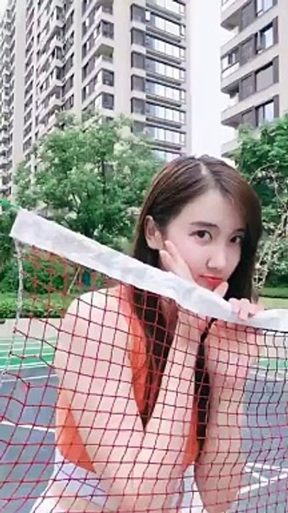 Beautiful girl on badminton court  羽球場的美女  Hermosa chica en la cancha de bádminton