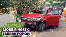 Diduga Pecah Ban, Mobil Dikendarai Wanita Ringsek Tabrak Pohon di Pramuka Raya