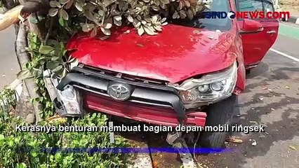 Mobil Dikendarai Wanita Tabrak Pohon di Pramuka Raya, Diduga Pecah Ban