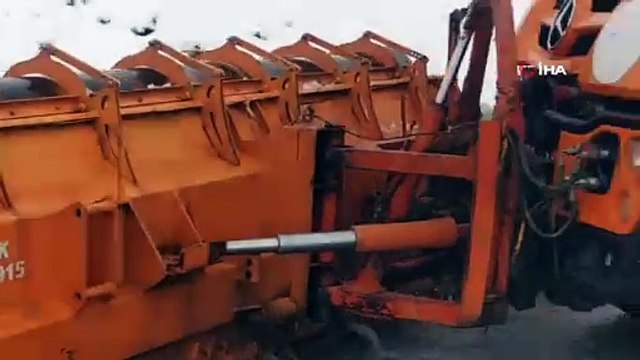 Karayolları 11. Van Bölge Müdürlüğü Karabet Geçidi'nde Kar Temizleme Çalışması Yürütüyor