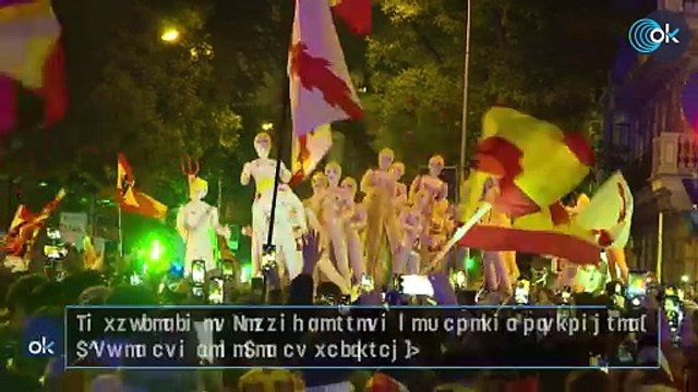 La protesta en Ferraz se llena de muñecas hinchables: «¡No es una sede, es un puticlub!»