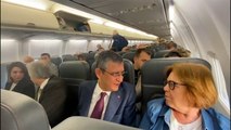 CHP Genel Başkanı Özgür Özel, tarifeli uçakla Ankara'dan KKTC'ye gitti: Uçakta vatandaşlarla sohbet etti