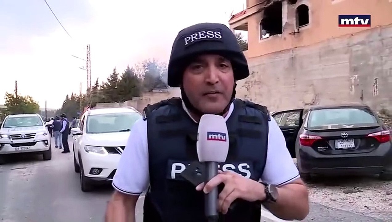 طاقم صحفي يتعرض لقصف إسرائيلي في قرية بجنوب لبنان