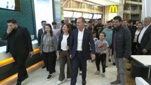 Mersin Büyükşehir Belediye Başkanı Vahap Seçer ve Eşi Meral Seçer, Atatürk Filmini İzledi