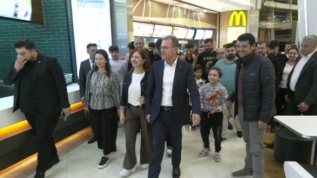 Mersin Büyükşehir Belediye Başkanı Vahap Seçer ve Eşi Meral Seçer, Atatürk Filmini İzledi