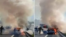 İstanbul'da TEM Otoyolu Seyrantepe mevkiinde bir otomobil alev alev yandı