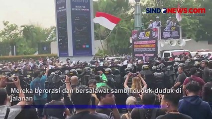 Demo Tolak Konser Coldplay  Diwarnai Aksi Saling Dorong dengan  Polisi di SUGBK