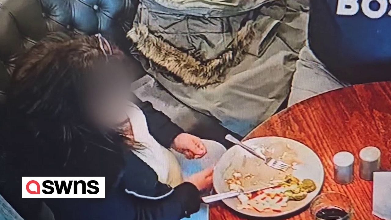 Ertappte Kundin, die ihr eigenes Haar ins Essen tut, um eine Rückerstattung zu erhalten