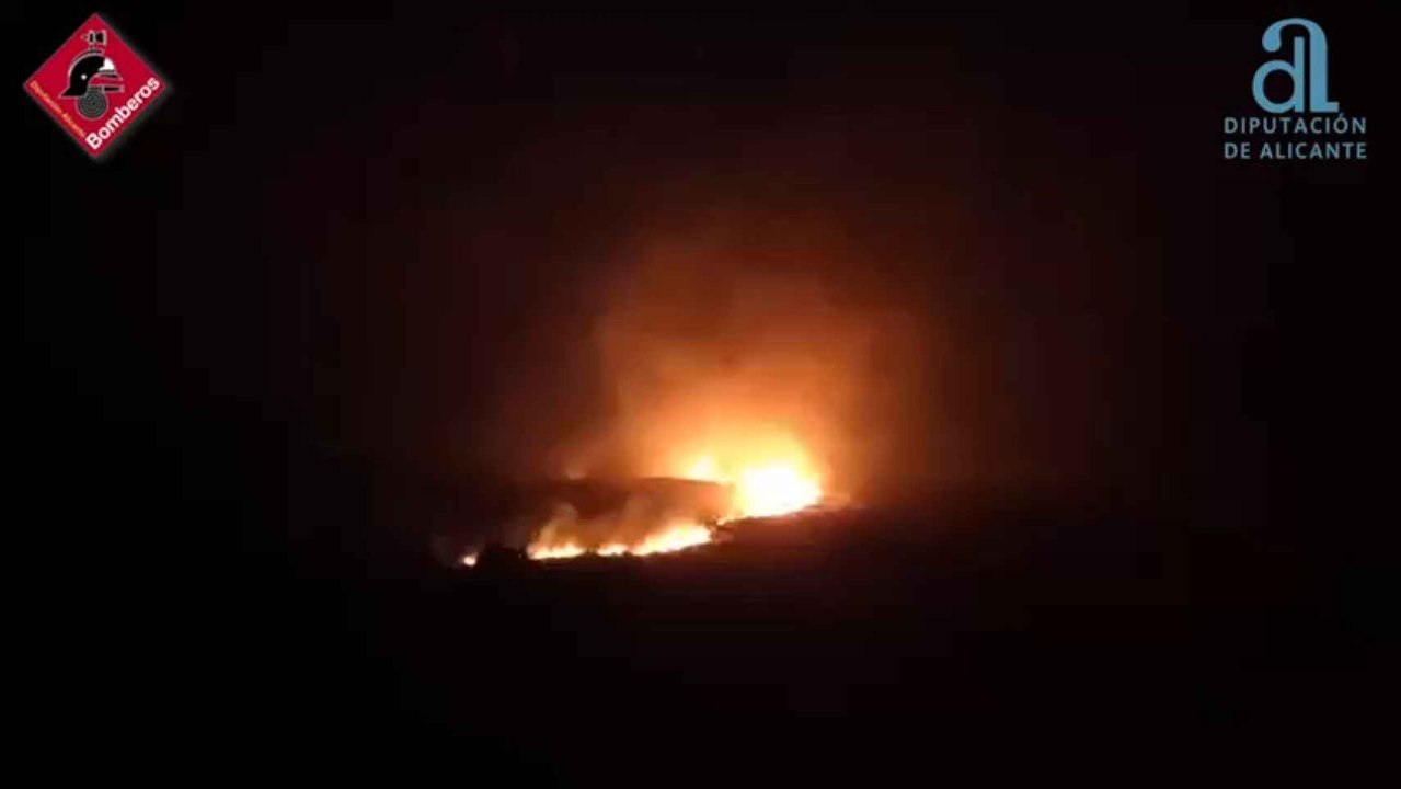 Estabilizado el incendio forestal de Ràfol d'Almunia, que ha obligado al desalojo de decenas de personas