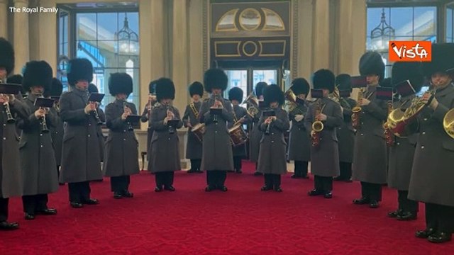 Carlo III compie 75 anni, la banda suona Tanti auguri
