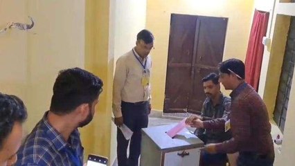बूंदी: आज से शुरू हुई होम वोटिंग, घर-घर जाकर अधिकारी करवा रहे मतदान...