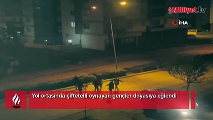 Yol ortasında çiftetelli oynayan gençler doyasıya eğlendi
