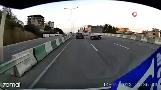 Film sahnesi değil gerçek! Trafikte yürekleri ağza getiren görüntü