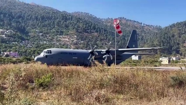 उत्तराखंड सुरंग में फंसे मजदूरों को बचाएगी सेना, वायु सेना का विशेष विमान लेकर पहुंचा ड्रिल मशीन