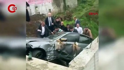 Gelin arabası, boş araziye düştü 2 kişi yaralandı!