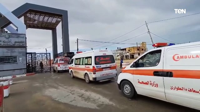 لحظة وصول سيارات إسعاف تحمل مرضى وجرحـ، ـى إلى معبر رفح البري تمهيداً لخروجهم لتلقي العلاج في مصر