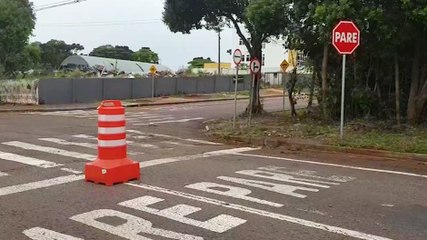 Cone reforça a sinalização no cruzamento da Rua Eduardo T. Melani e Rio de Janeiro