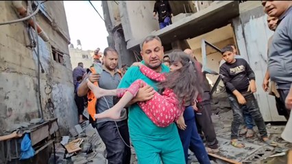 ماريا.. طفلة أُخرجت من تحت أنقاض منزل قصفه طيران الاحتلال بجباليا