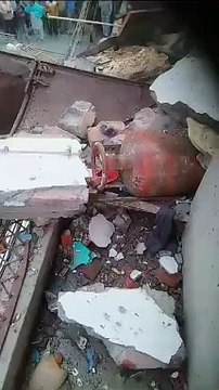 Video: घर में LPG सिलेंडर ब्लास्ट, छत की दीवार फाड़ बाहर निकला सिलेंडर, मलबे में तब्दील हुआ घर