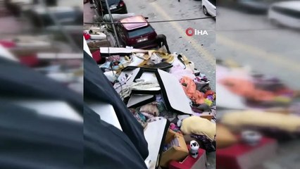 4 katlı binayı düzensiz göçmenlere kiralayan ev sahibi, baskınlardan usanınca yüzlerce yatak ve ranzayı camdan fırlattı