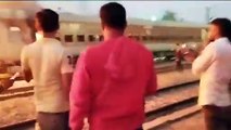 Video: छठ स्पेशल क्लोन एक्सप्रेस में आग के तांडव का पहला वीडियो आया सामने, यात्रियों से खचाखच भरी थी ट्रेन, वीडियो देख कांप उठेगी रूह