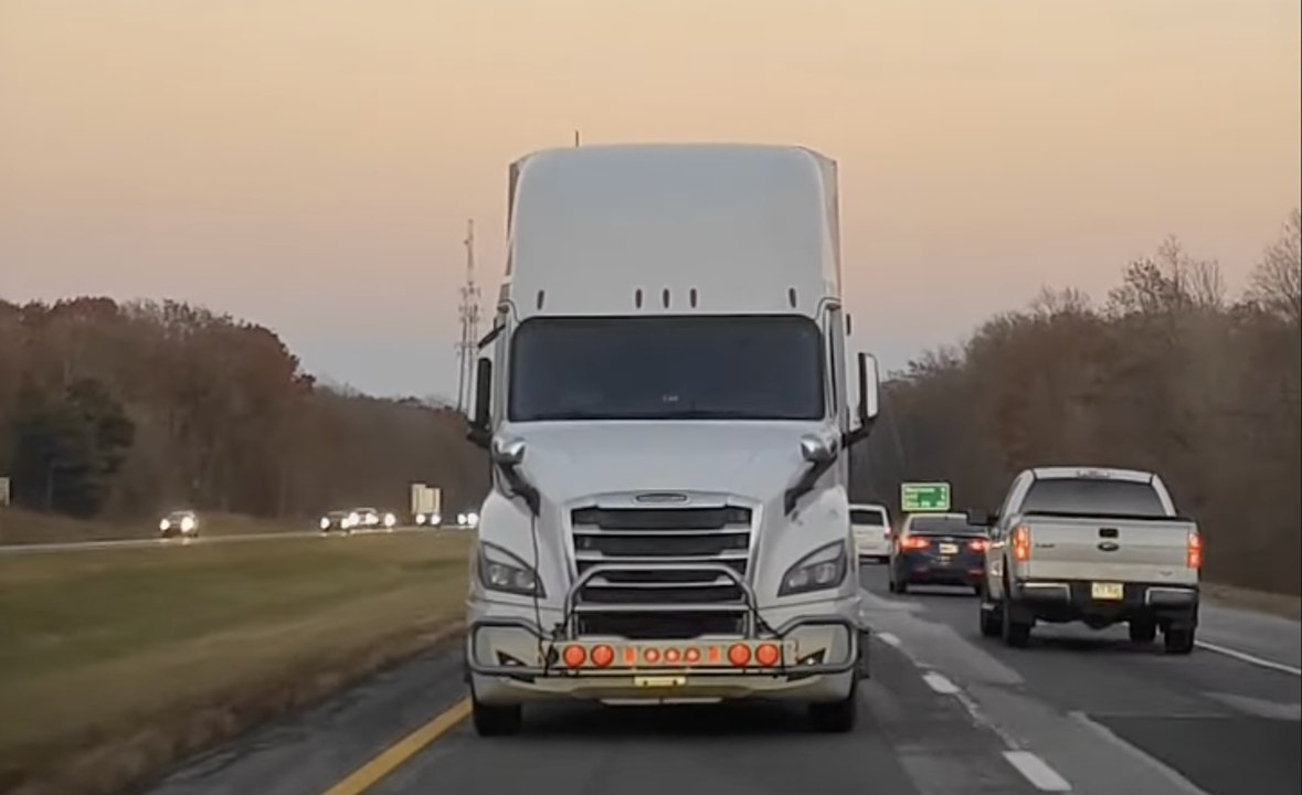 Backwards Driving Truck On An US Highway - video Dailymotion