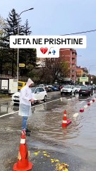 Shiu në Prishtinë, qytetari del për ‘peshkim’, falënderon Përparim Ramën që ‘ia mundësoi’