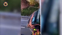 Camião embate em ponte e bombeiros são chamados para resgatar condutor