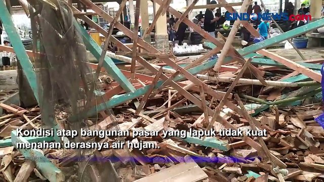 Detik-Detik Atap Pasar Ikan Roboh saat Hujan Deras di Banjarnegara