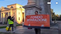 Milano, il video degli ambientalisti di Ultima Generazione che hanno imbrattato l'Arco della Pace