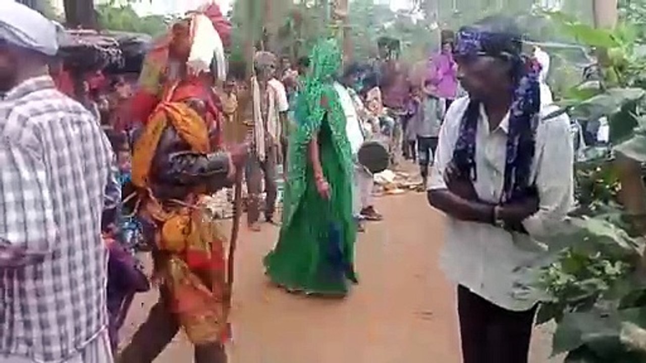 पुरुष धरते हैं महिला का वेश, 30 दिन से अधिक गांव-गांव में करते हैं नृत्य