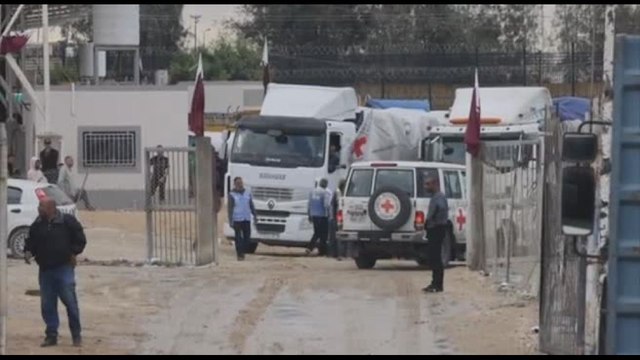Un convoglio di aiuti con il carburante al valico di Rafah