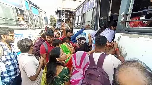 यात्री भार बढ़ा, सीट नहीं मिली तो मजबूरी में खड़े-खड़े की यात्रा