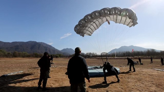 특전사, 민·군 고공 강하 경연대회...110여 명 참가 / YTN