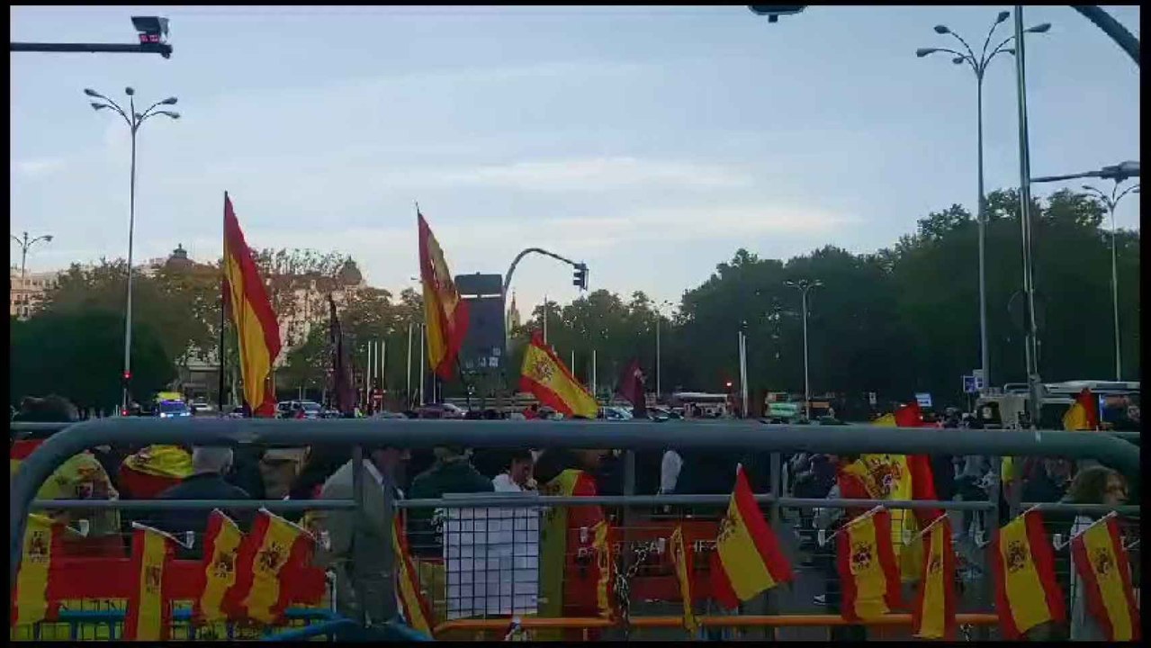 Decenas de personas se concentran frente a Neptuno y escuchan a través de un altavoz cómo prosigue el debate de Investidura