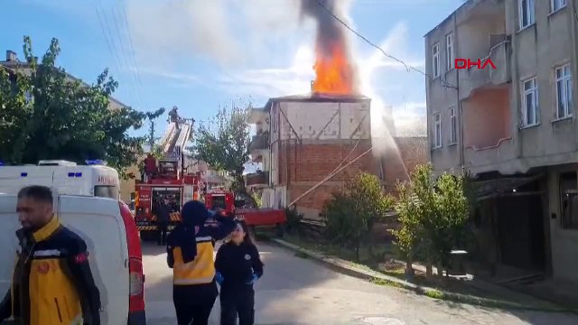 Bursa'da 3 Katlı Binanın Çatısında Çıkan Yangın Söndürüldü